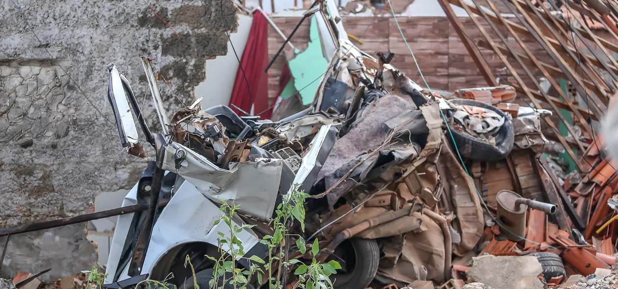 Carro ficou totalmente destruído