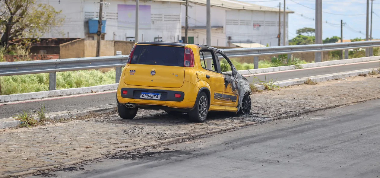 Carro pega fogo em Teresina