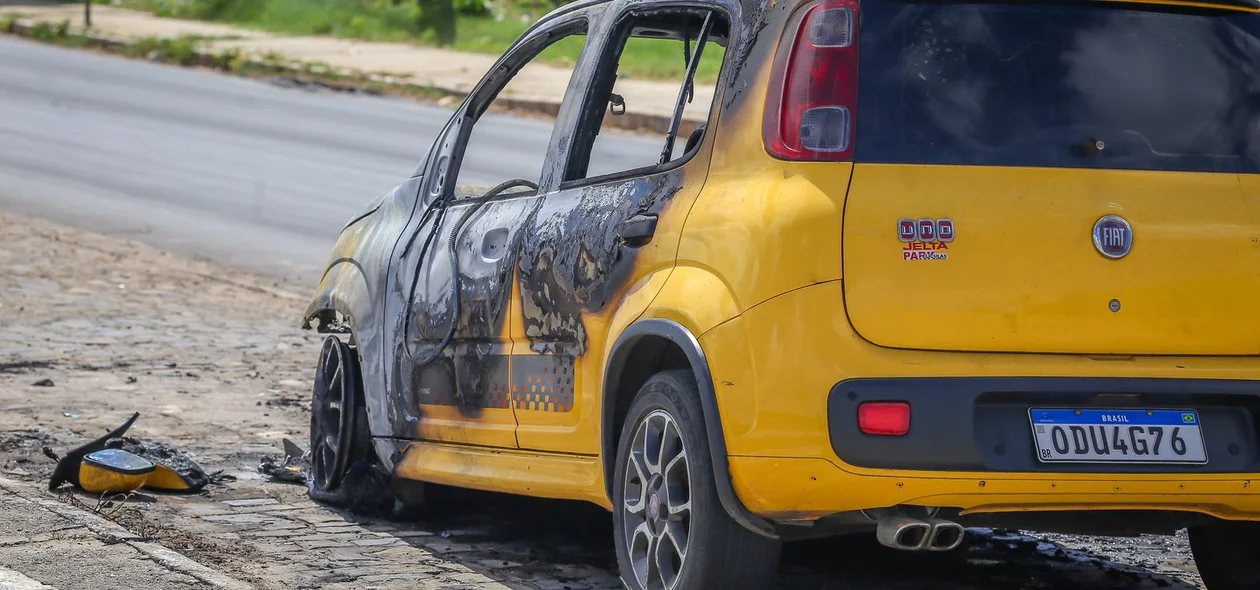 Carro pega fogo na zona Sul de Teresina