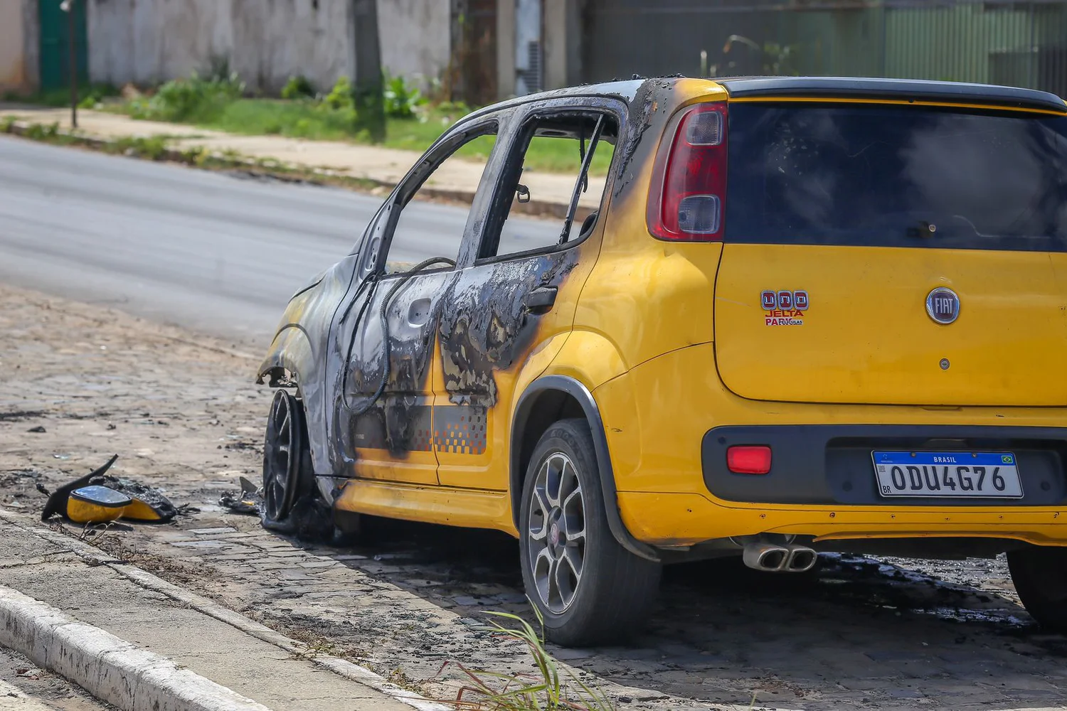 VÍDEO: Carro pega fogo no centro de Caxias do Sul