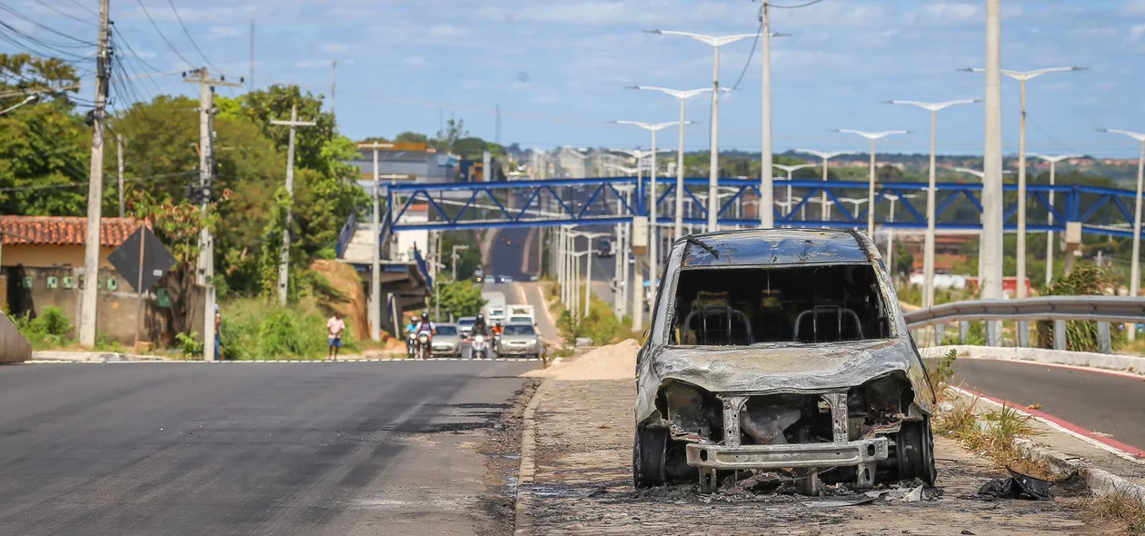 Carro pega fogo próximo a penitenciária feminina