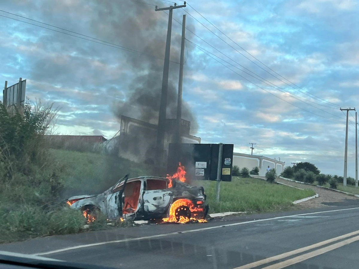 Carro pegou fogo na BR 343, em Piripiri