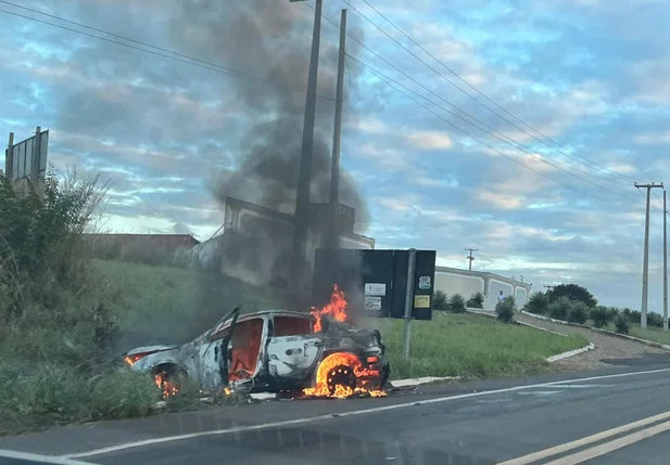 Carro pegou fogo na BR 343, em Piripiri