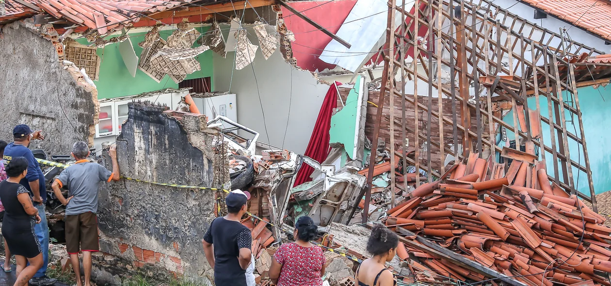 Casas destruídas pela carreta