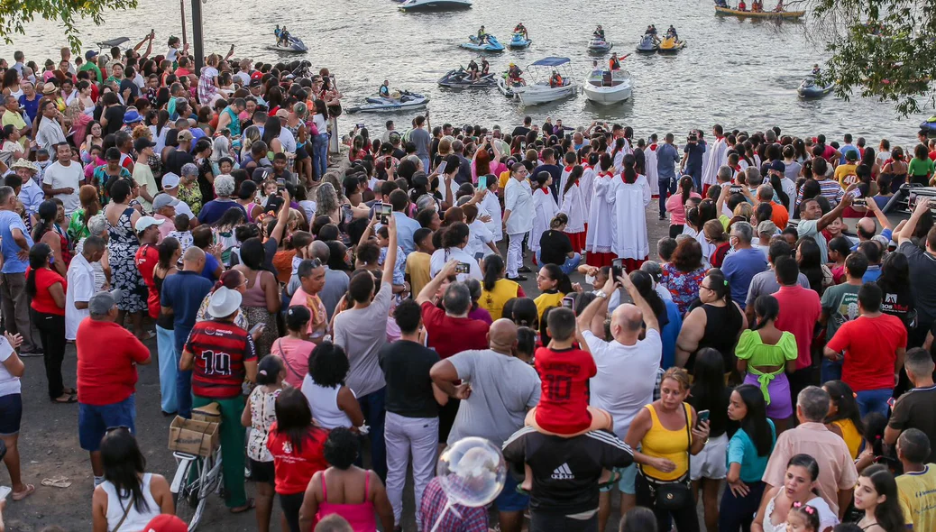 Centenas de fiéis acompanharam a procissão fluvial