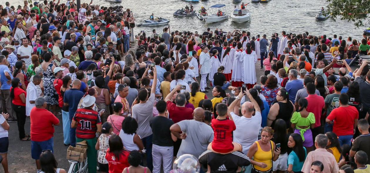 Centenas de fiéis acompanharam a procissão fluvial