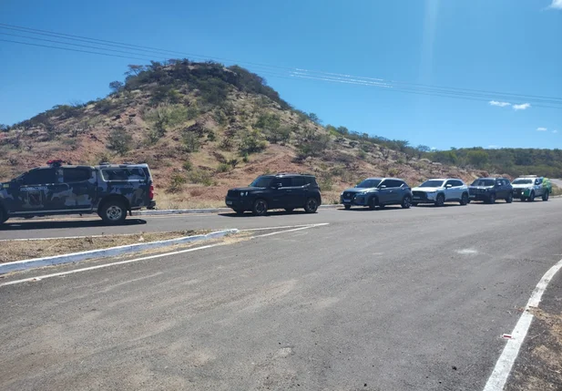 Cinco carros foram apreendidos
