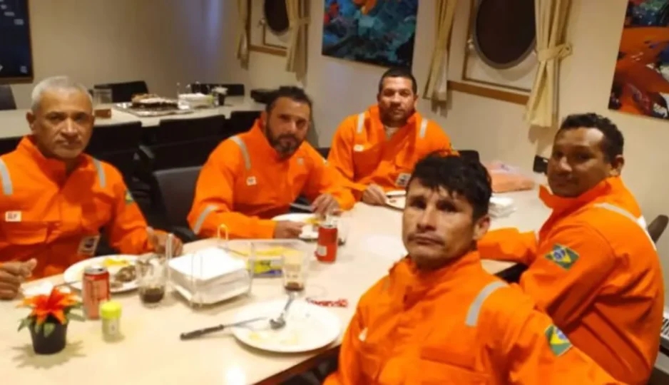Cinco tripulantes resgatados em Santa Catarina.