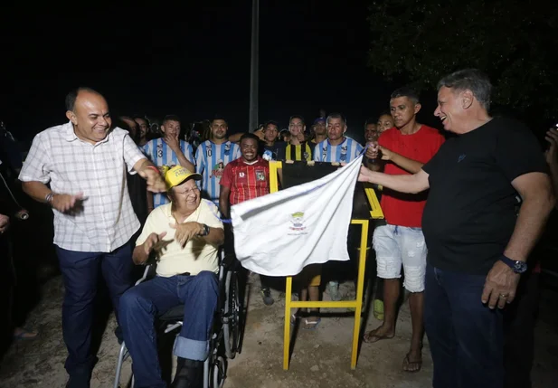 Comunidade Chapadinha Sul recebe novo campo de futebol.