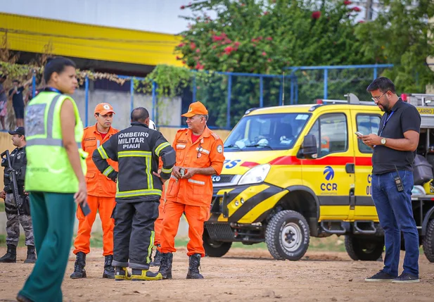 Corpo de Bombeiros no local