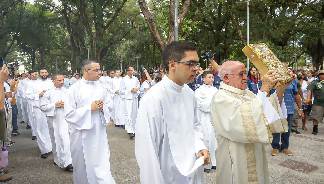Corredor de fiéis durante solenidade no dia de Corpus Christi