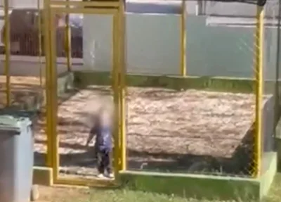Criança presa em jaula