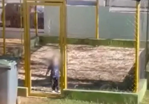 Criança presa em jaula
