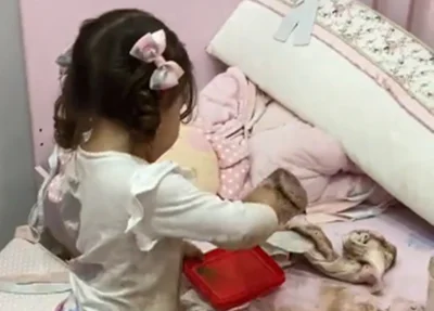 Criança viraliza ao sujar todo o quarto de chocolate em pó