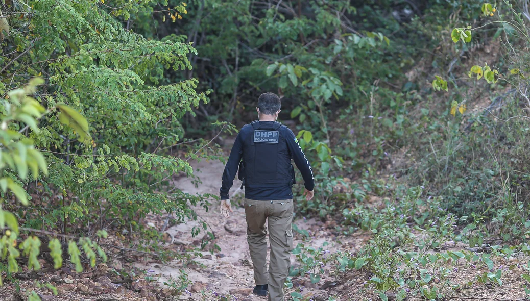 Delegado Genival Vilela indo até o local do corpo