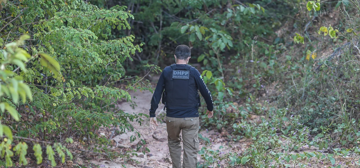 Delegado Genival Vilela indo até o local do corpo