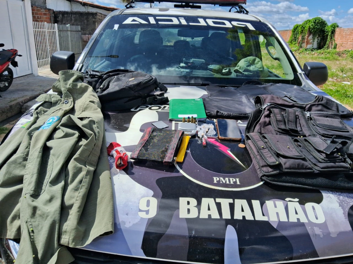 Dentro da casa foram encontrados colete balístico, entorpecentes, balança de precisão, munições e gôndola da PM