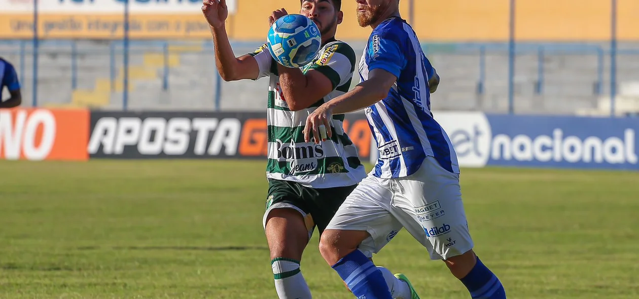 Disputa de bola entre Yan (Altos) e Rafael Forster (CSA)
