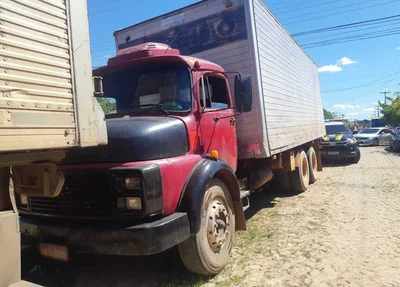 Dois dias após furto, caminhão baú foi recuperado