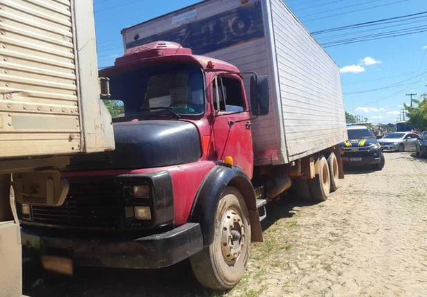 Dois dias após furto, caminhão baú foi recuperado