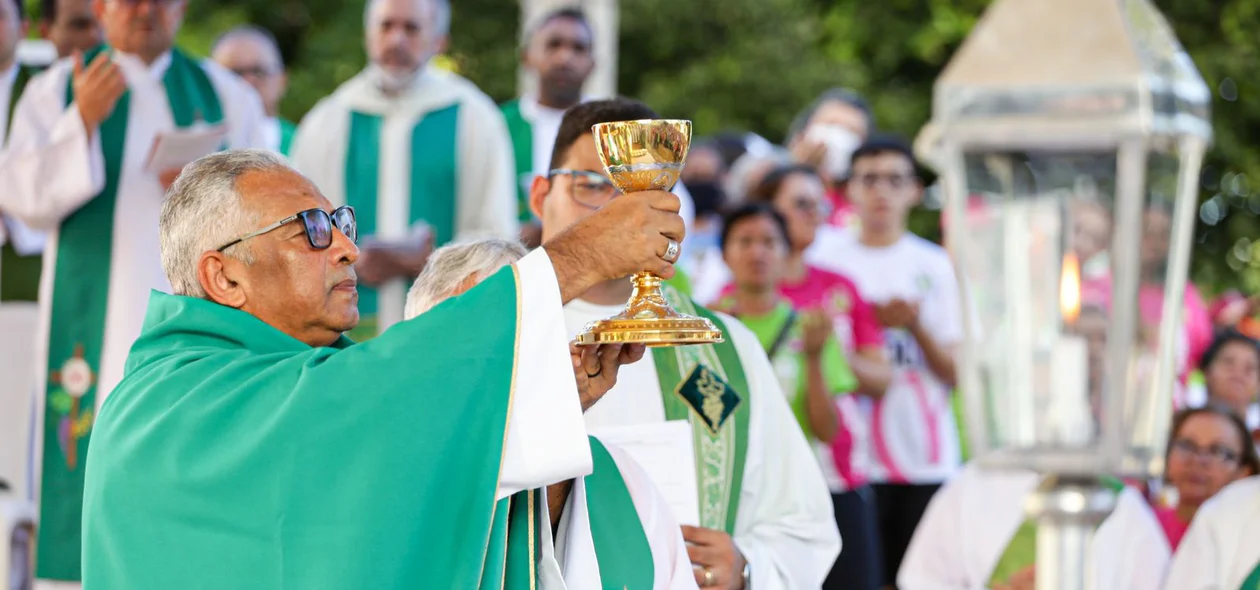 Dom Juarez celebrando a missa