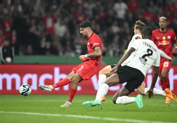 Dominik Szoboslai finalizando para fazer o gol do titulo