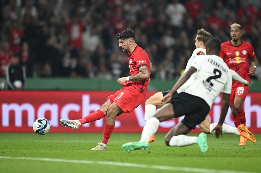 Dominik Szoboslai finalizando para fazer o gol do titulo
