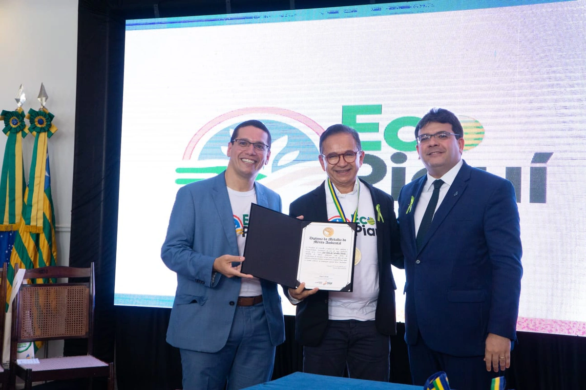 Dr. Hélio recebe medalha