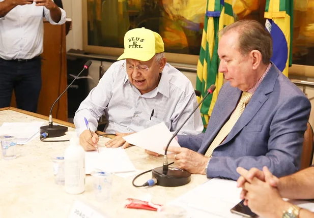 Dr. Pessoa assina licitação para a estrada da Cacimba Velha