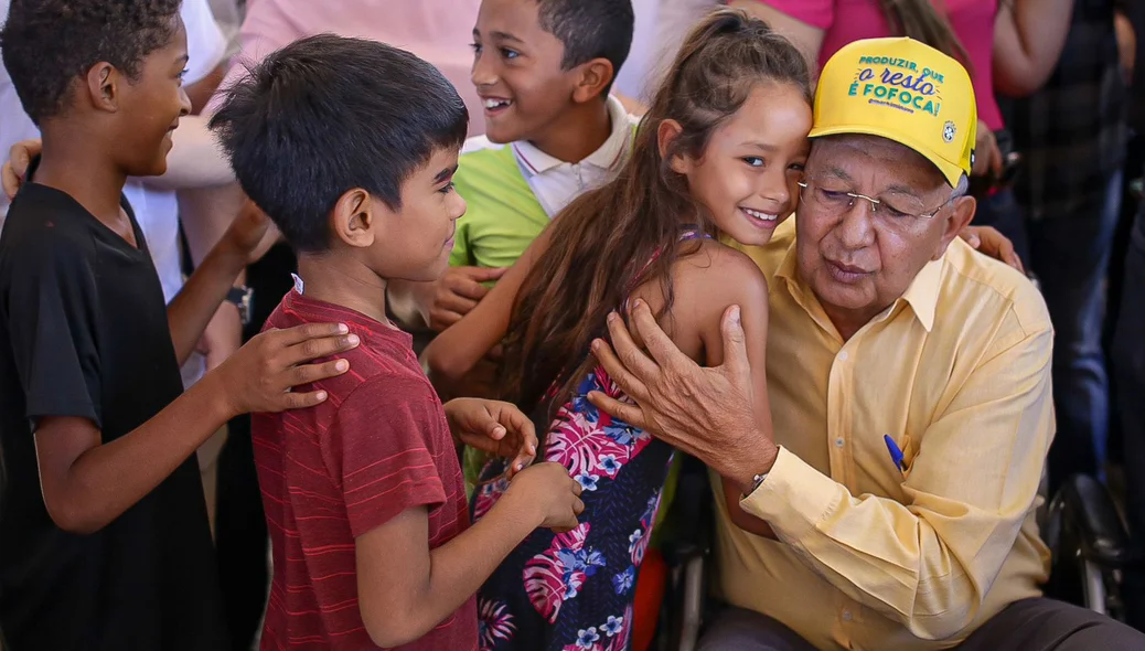 Dr. Pessoa tira foto com as crianças da comunidade
