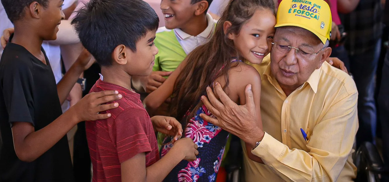 Dr. Pessoa tira foto com as crianças da comunidade