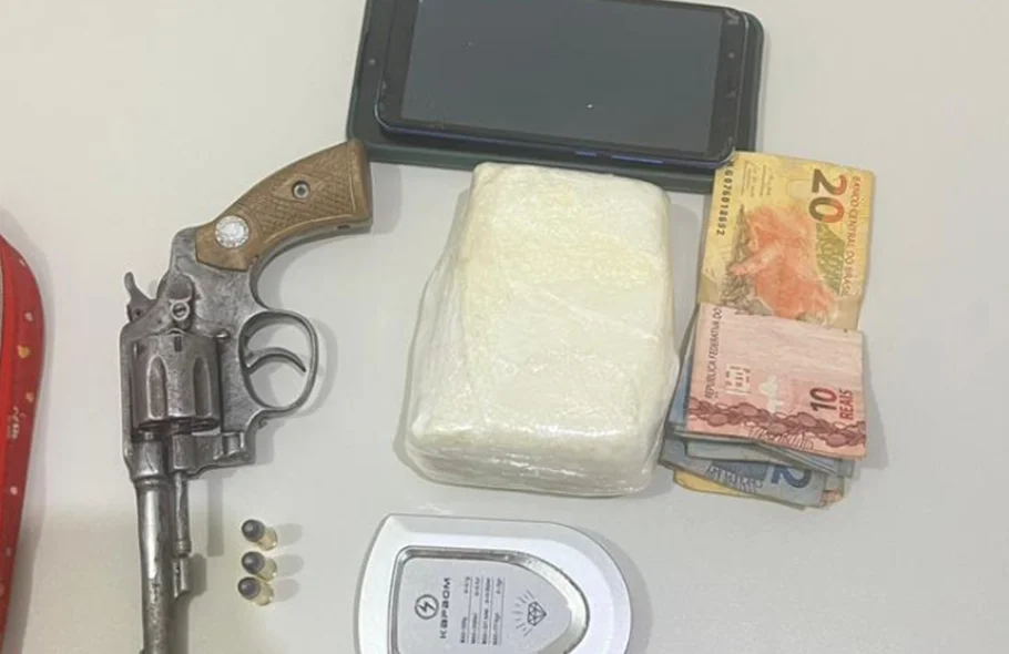Drogas, arma de fogo e balança de precisão