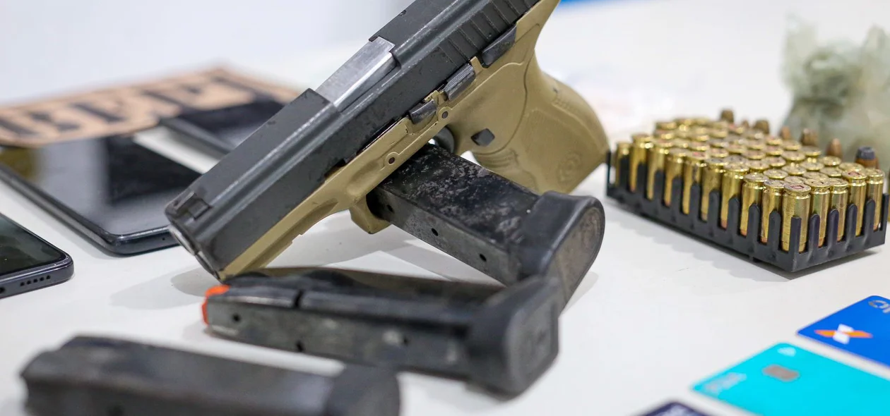 Durante a ação, foi apreendida uma arma de fogo roubada de um policial militar