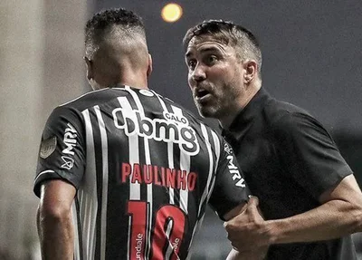 Eduardo Coudet e Paulinho do Atlético Mineiro