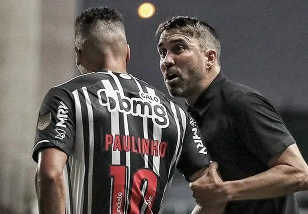 Eduardo Coudet e Paulinho do Atlético Mineiro