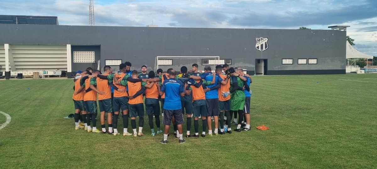 Elenco do Altos treinou em Porangabussu
