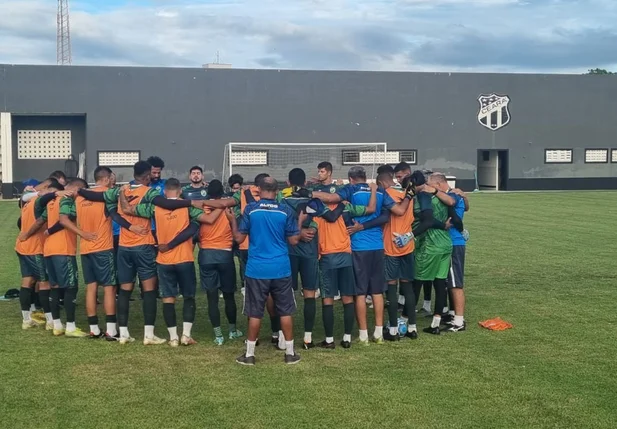 Elenco do Altos treinou em Porangabussu