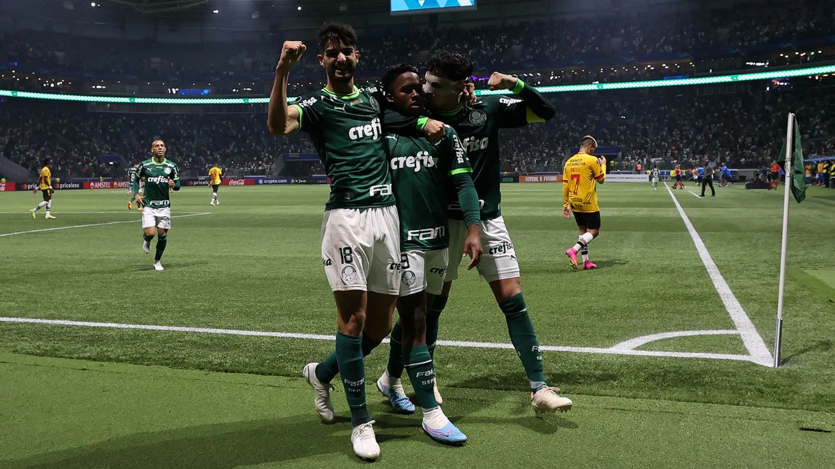 Elenco do Palmeiras comemorando gol em campo