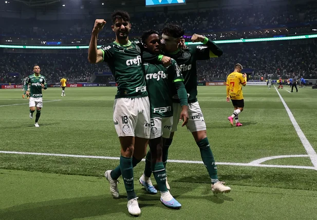 Elenco do Palmeiras comemorando gol em campo