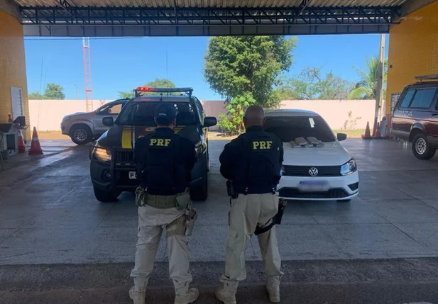 Entorpecente foi encontrado pela PRF debaixo de banco de passageiro
