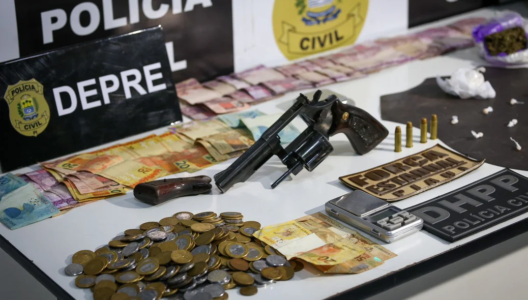 Entorpecentes e arma de fogo apreendidos