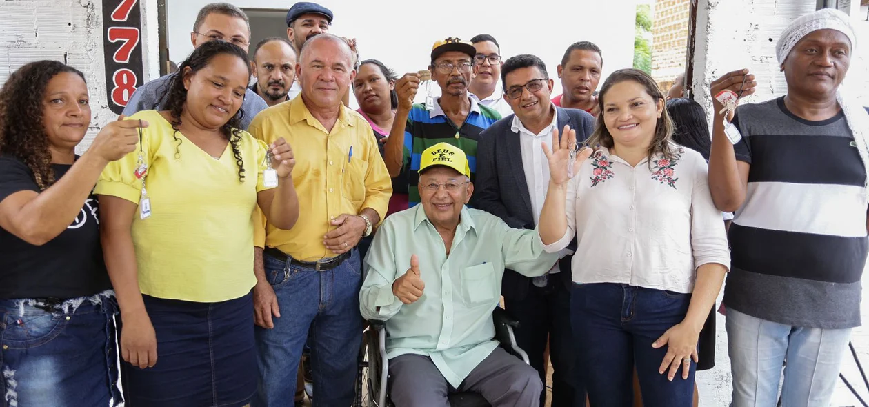 Entrega das chaves das casas aos moradores
