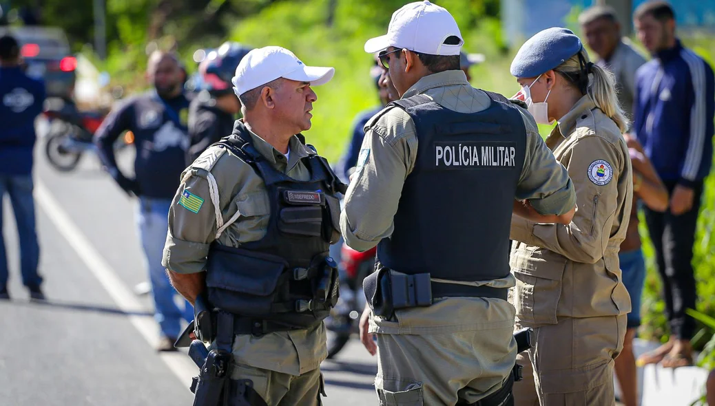 Equipe da Polícia Militar no local do acidente