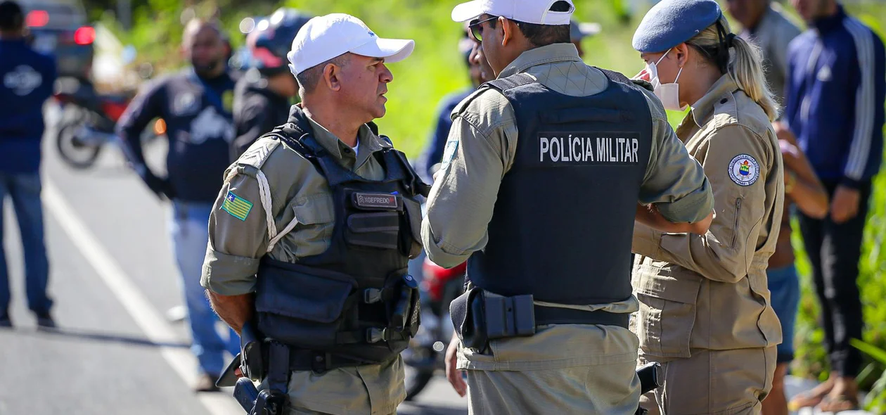 Equipe da Polícia Militar no local do acidente