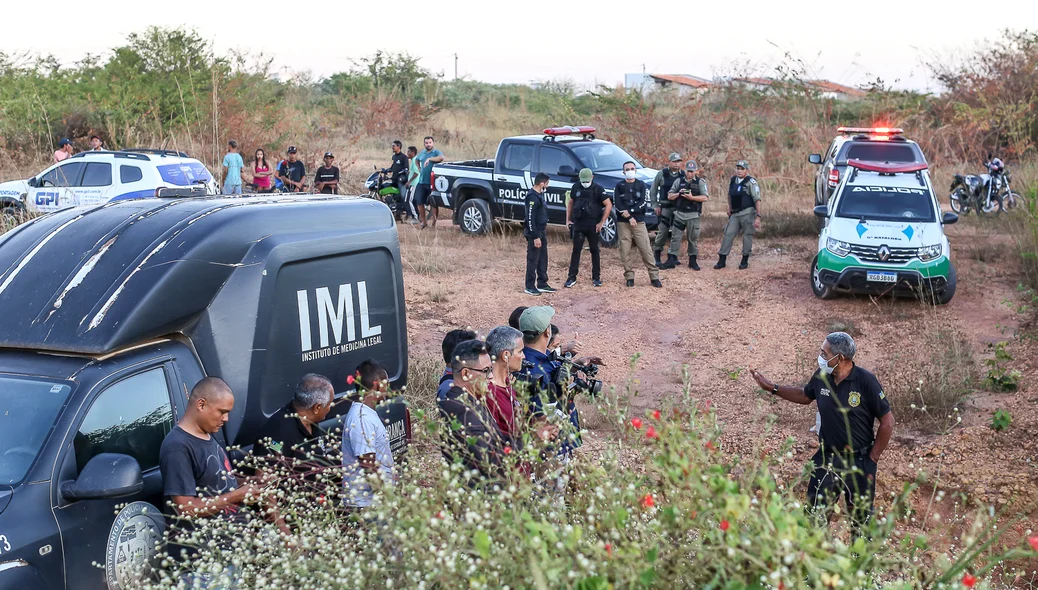 Equipes da PM e Polícia Civil no local onde o corpo foi encontrado