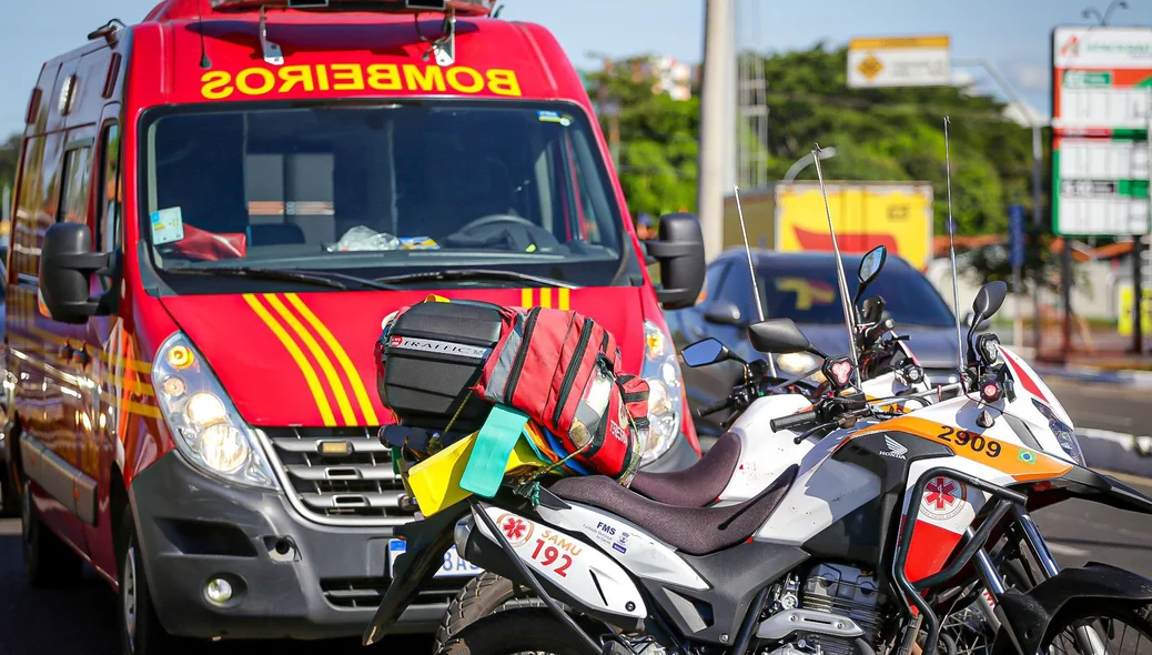 Equipes do Samu e Corpo de Bombeiros estiveram no local do acidente