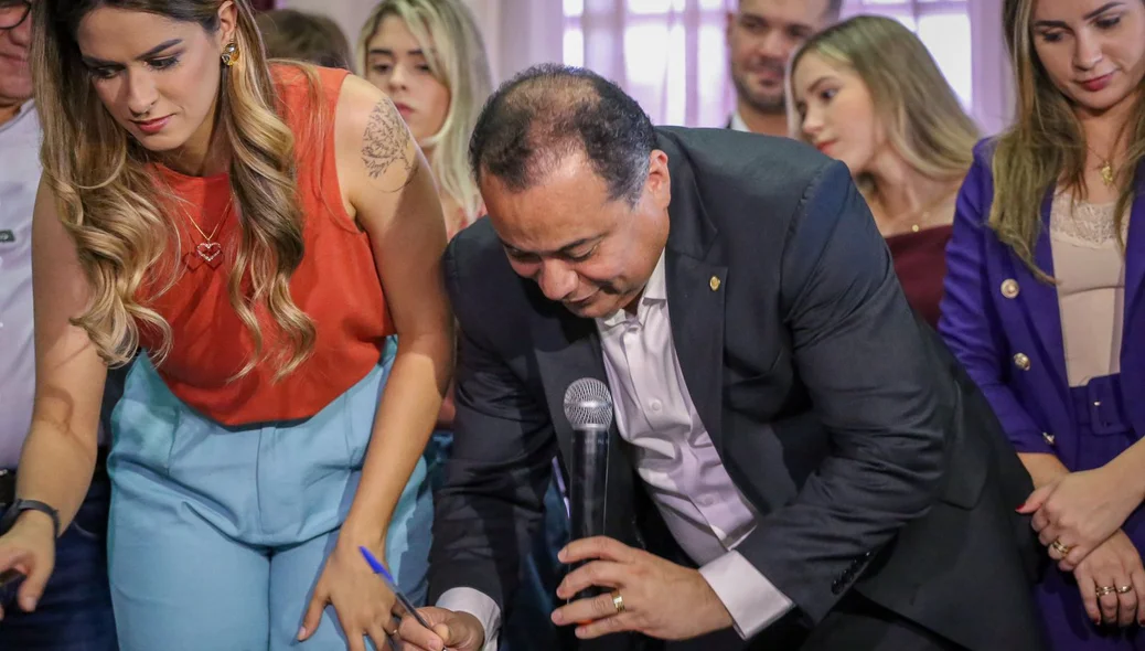 Evaldo Gomes assina ficha de filiação de Gessy