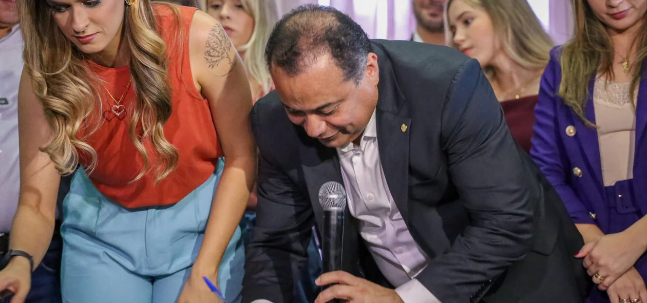 Evaldo Gomes assina ficha de filiação de Gessy