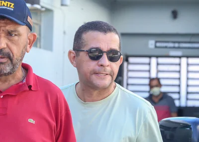Ex-delegado Wendell Reis, usando óculos escuro