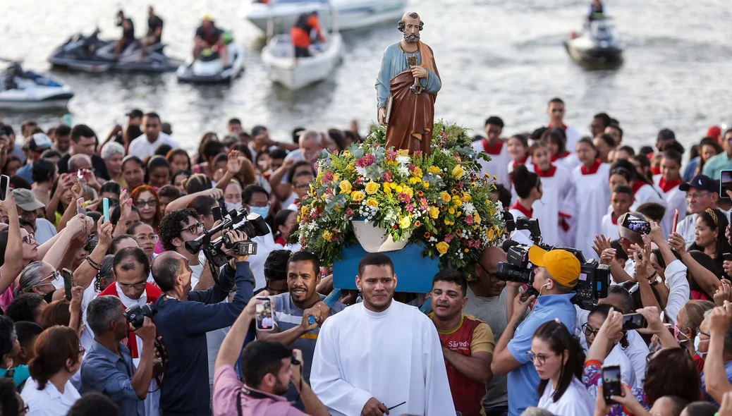 Fiéis agradecem graças e cumprem promessas durante festejo